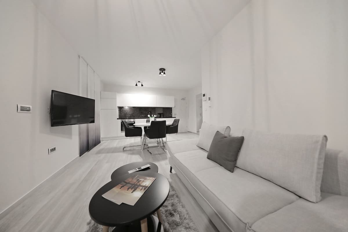 Luxury One Bedroom with Terrace Ground Floor | Roupas de cama premium, camas Tempur-Pedic, cofres nos quartos