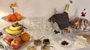 A buffet table with various food items and drinks. - Residenza Elisa (Desenzano del Garda)