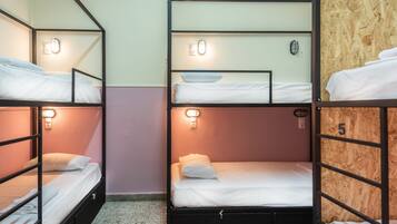 Phòng tập thể tiện nghi đơn giản, chỉ dành cho nữ (6 beds) | Bộ đồ giường cao cấp, màn/rèm cản sáng, phòng cách âm