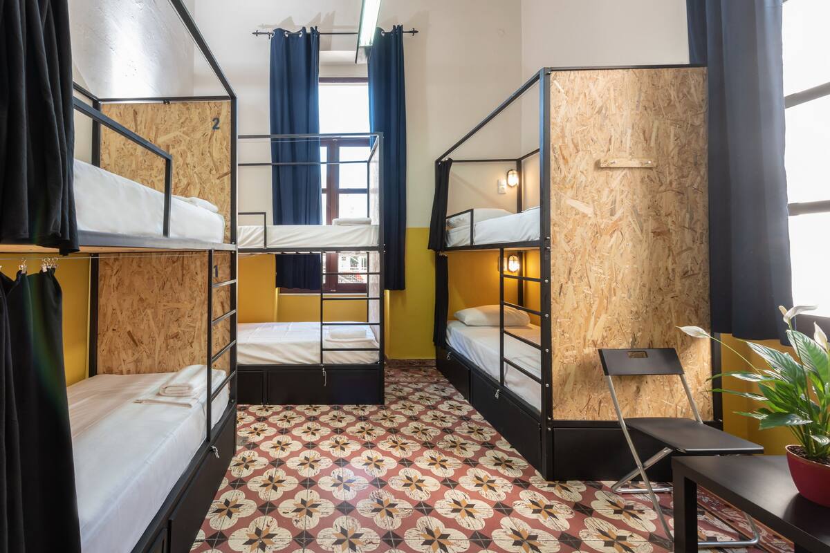Felles sovesal – comfort, for menn og kvinner (6 beds) | Sengetøy av topp kvalitet, blendingsgardiner og lydisolert
