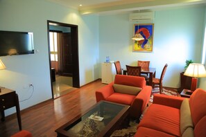 Junior-Suite, 1 Doppelbett | Schreibtisch, Verdunkelungsvorhänge, Bügeleisen/Bügelbrett