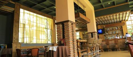 4 bar/ruang istirahat