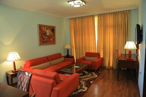 Junior-Suite, 1 Doppelbett | Wohnbereich | Flachbildfernseher