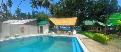 Una piscina al aire libre