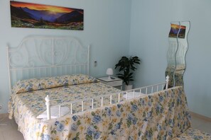 1 bedroom, premium bedding, desk, free cots/infant beds