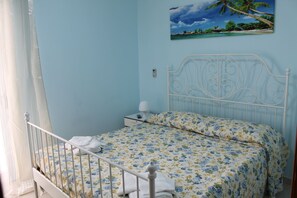1 bedroom, premium bedding, desk, free cots/infant beds