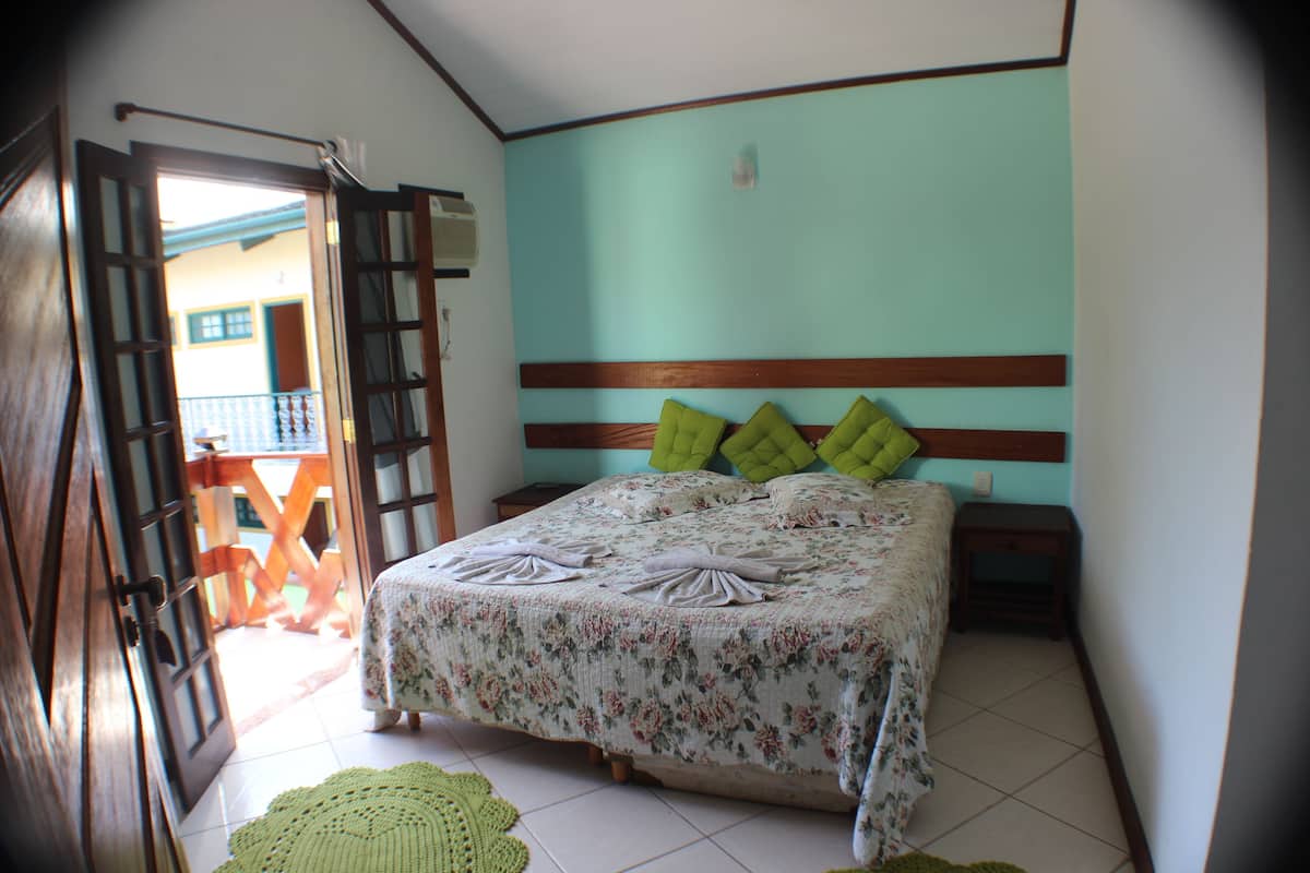 Minibar, soundproofing, WiFi (free), bed sheets