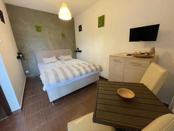 1 bedroom, internet, bed sheets