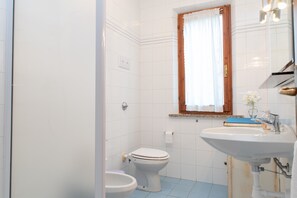 Een douche, een haardroger, handdoeken