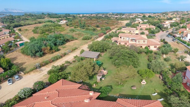 Zona residencial con casas, áreas verdes y vista despejada al mar.