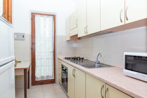 Fridge, microwave, oven, stovetop - With large garden and in quiet location - Villetta Corbezzolo (San Teodoro)
