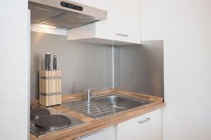 Køleskab, kaffe-/temaskine, brødrister, højstol