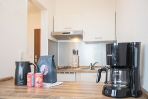 Fridge, coffee/tea maker, toaster