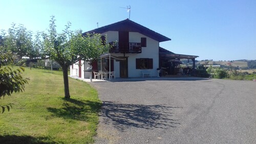 Homerez - Charmante maison avec piscine privée à Orsanco - 70 m²