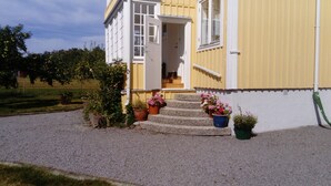 Property entrance - Charmig villalägenhet 150 meter från Vänerns strand (Torsö)