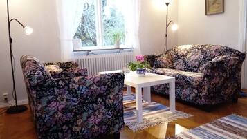 Apartment | Living room | Flat-screen TV