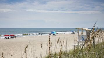 Di pantai dan kursi berjemur