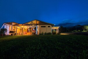 Se sirven desayunos, almuerzos y cenas; cocina local e internacional