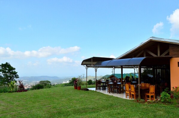 Petit déjeuner complet compris tous les jours