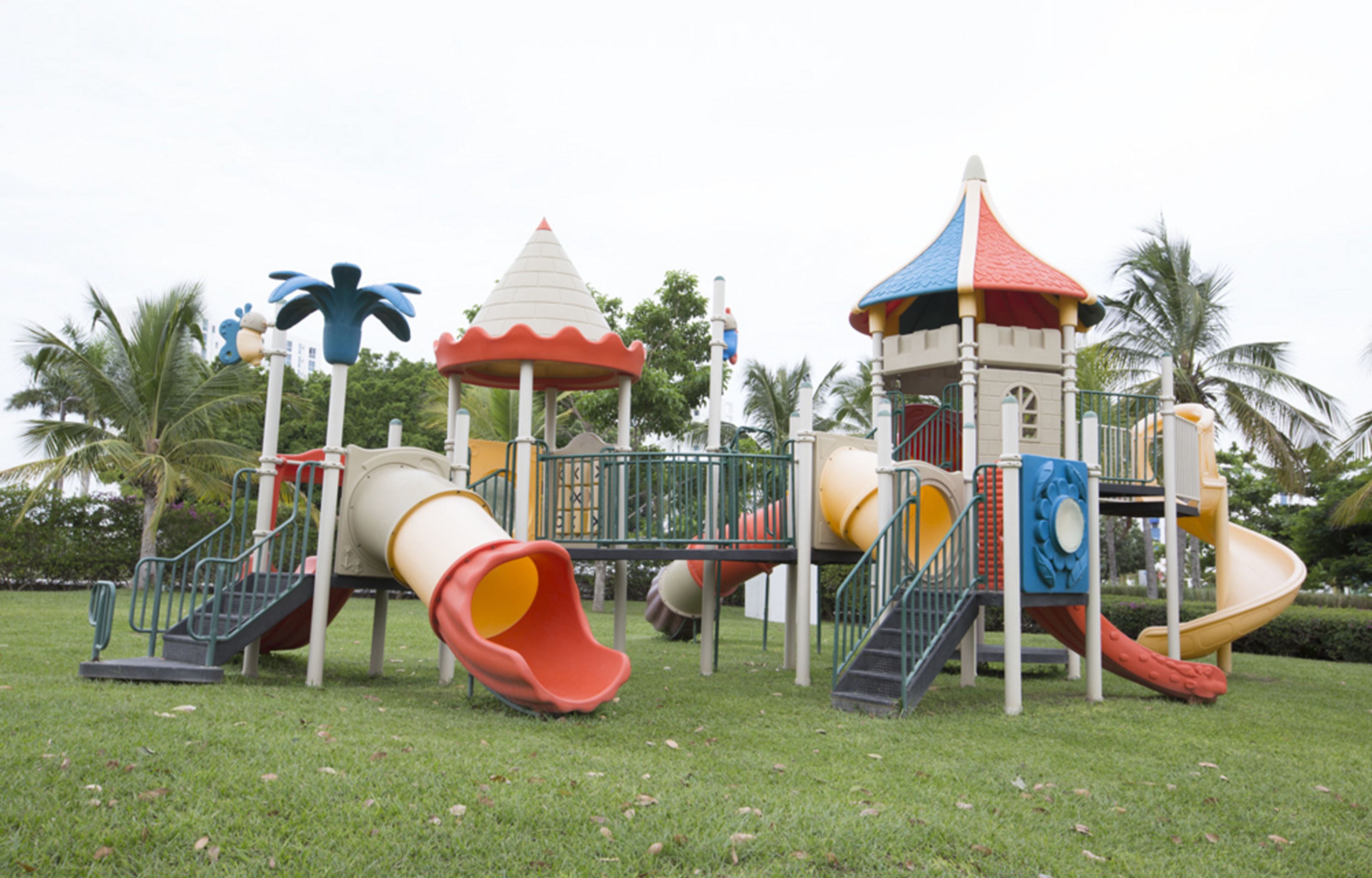 Un parque infantil con toboganes y estructuras para escalar.
