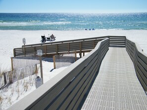On the beach - Book Now for Summer – 4th FL 5★ Gulf-View 1BR/1.5BA Condo w/Spacious Master Bath (Orange Beach)