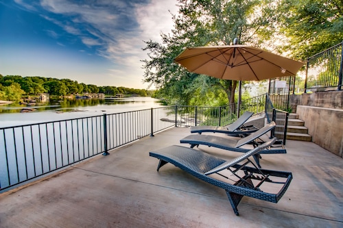 Koira-ystävällinen jokiranta kotiin ulkona - kajakkeja saatavilla