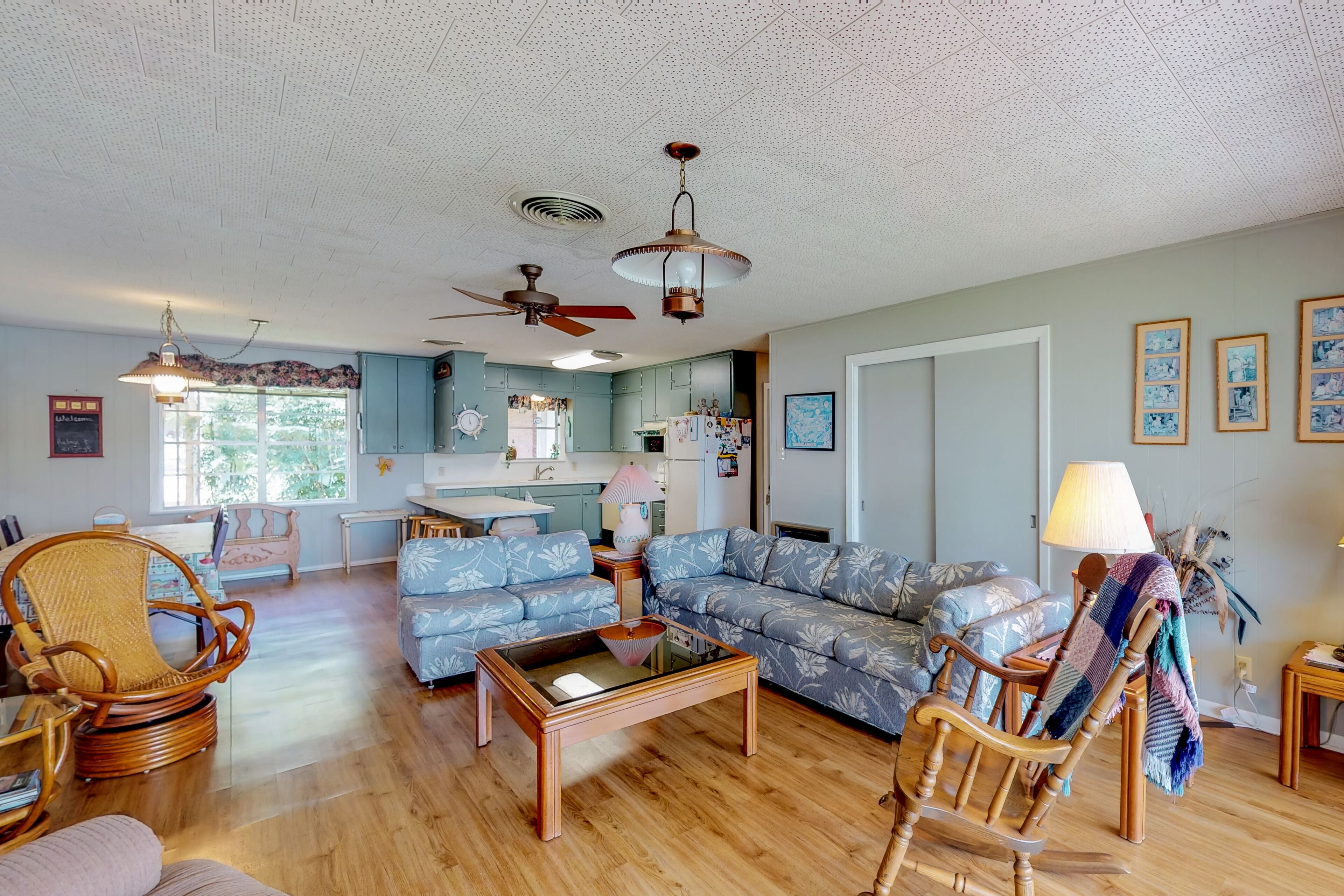 Charming lakefront home with private dock - close proximity to Kingsland