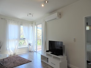 Departamento Deluxe, 1 cama Queen size y sofá cama, para no fumadores, baño privado | Cocina privada | Refrigerador con congelador, horno, parrilla de estufa y lavavajillas 
