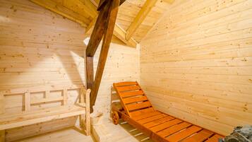 Un sauna de madera con bancos y estructura de techo de madera.