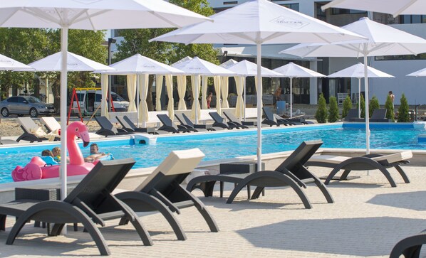 季节性开放的室外游泳池