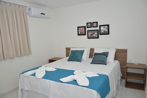 高級寝具、ピロートップベッド、ミニバー、デスク