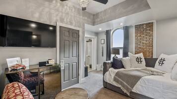 Kamar Single Klasik, 1 Tempat Tidur Queen, Bebas Asap Rokok, pemandangan halaman | 1 kamar tidur, seprai premium, dan selimut bulu angsa