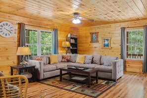 Fireplace, DVD player - Mountains & Privacy: Perfect for Couples/Sm Groups (Stanley)