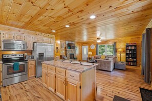 Fridge, microwave, oven, stovetop - Mountains & Privacy: Perfect for Couples/Sm Groups (Stanley)