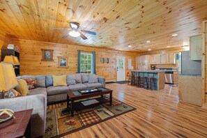 Fireplace, DVD player - Mountains & Privacy: Perfect for Couples/Sm Groups (Stanley)