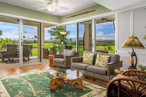 TV, books, stereo - The PERFECT Vacation Condo, close to beaches, shopping, discounted golf (Waikoloa)