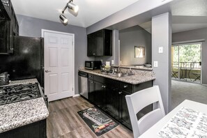 Refrigerador, microondas, horno, placa de cocina