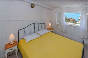 3 bedrooms, iron/ironing board, internet, bed sheets - Semi detached house in nature for family vacations (Seget Vranjica)