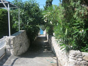 Property grounds - Semi detached house in nature for family vacations (Seget Vranjica)