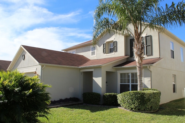 Fabulous, spacious home in popular community, about 12-15 minutes to Disney