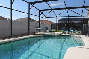 Alberca al aire libre y alberca climatizada