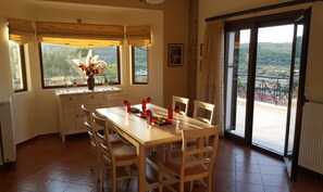 Dining - Villa Politimi at Aegina... a sense of luxury. (Egina)