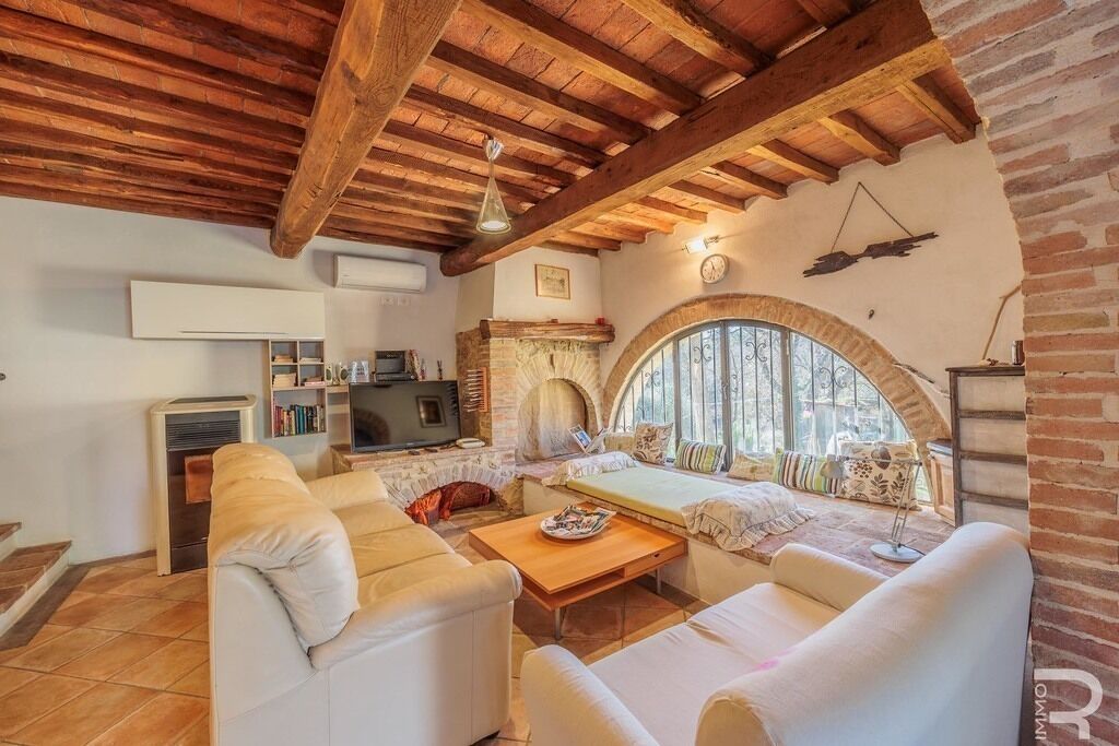 Smart TV, fireplace, books, offices