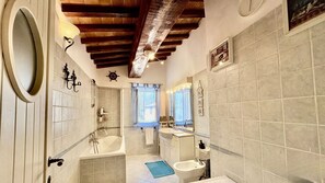 Duschwanne, Haartrockner, Bidet, Handtücher