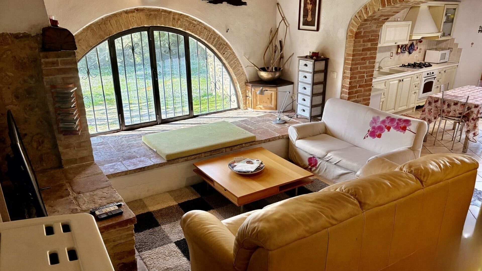 TV connectée, cheminée, livres, espaces bureaux