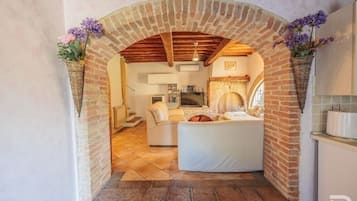 Smart-tv, een open haard, boeken en een kantoor