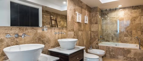 Ensemble baignoire-douche, séchoir à cheveux, serviettes fournies