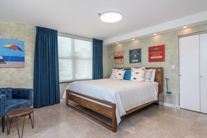 2 habitaciones, escritorio y tabla de planchar con plancha 