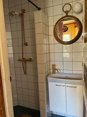 ヘアドライヤー、タオル、石鹸、トイレットペーパー