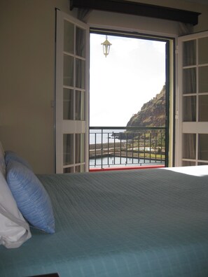 4 dormitoris, planxa i posts de planxar i un bressol de viatge